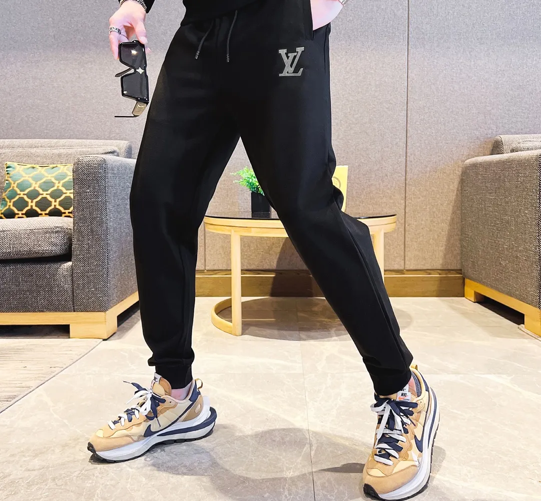 🅿️420 [LV Louis Vuitton] (Fat Man Gospel) hot-selling suit is coming. Focus on the original version of the official website. 2025 new hot-selling cardigan and sweatshirt suit. The original order is the best. 🇭🇰The meticulous work of top designers. Just for a fitting and perfect upper body effect. All-natural high-quality Roman cotton 100%, close-fitting comfort, noble and elegant! Original hardware embodies elegance and nobility! Counter size: M-5XL (maximum wear up to 220 pounds)